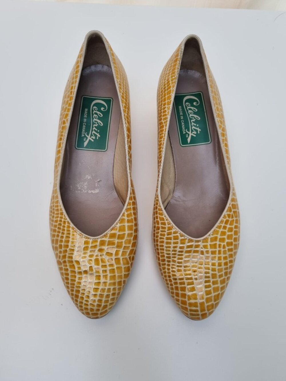 Vintage “Celebrity” Made in Canada Yellow Croc‑Texture Low‑Heel Shoes – Size 7.5